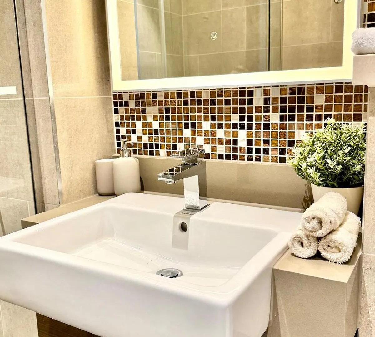 Modern And Spacious Studio Near Burj Khalifa Dubai Apartment