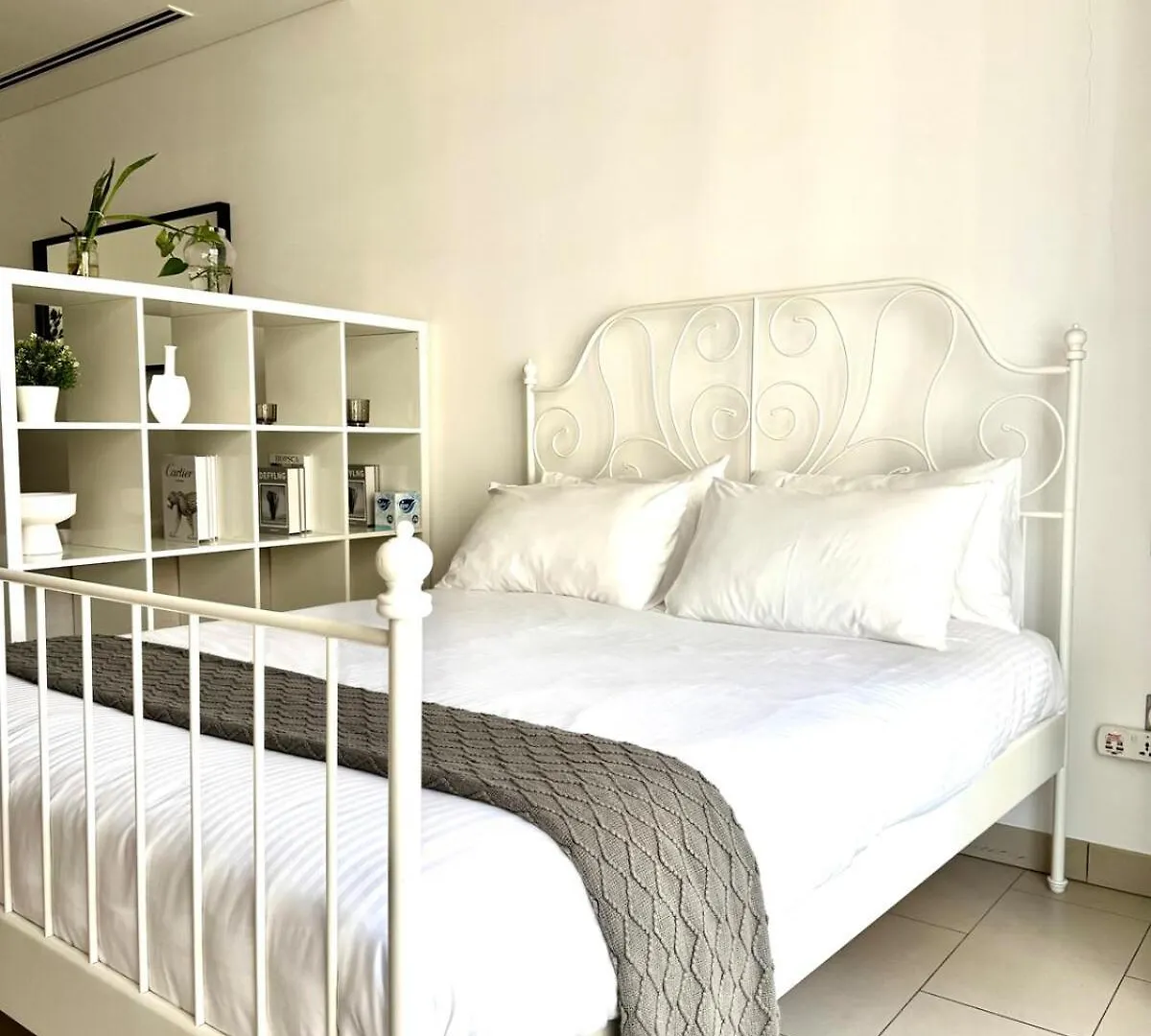 Apartment Modern And Spacious Studio Near Burj Khalifa Dubai United Arab Emirates